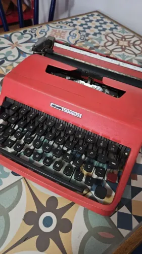 Máquina de Escrever Olivetti Lettera 32 - Vermelha