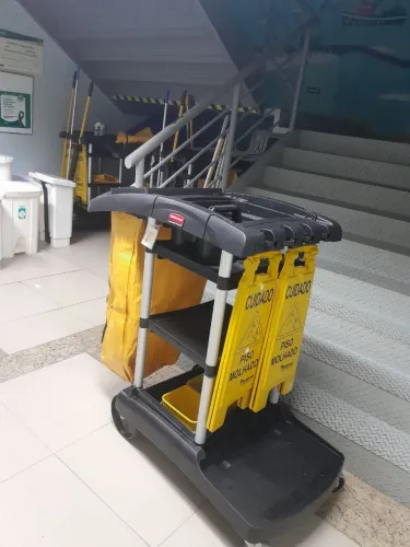 Carrinho Funcional de Limpeza