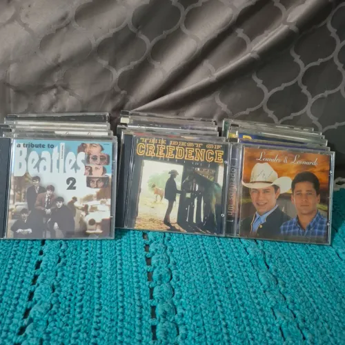 Vendo mais de 100 unidades dw cds,vários eatilus musicais de sertanejo, dance, Rock etc..