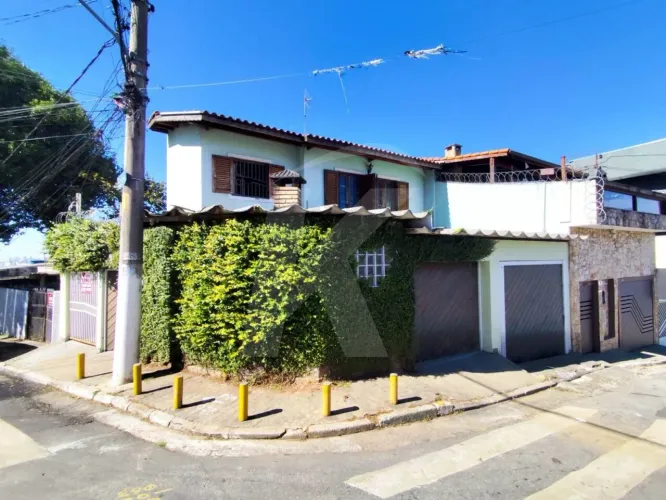 Sobrado com 3 dormitórios, sendo 1 suíte, 3 vagas cobertas na Vila Nivi.