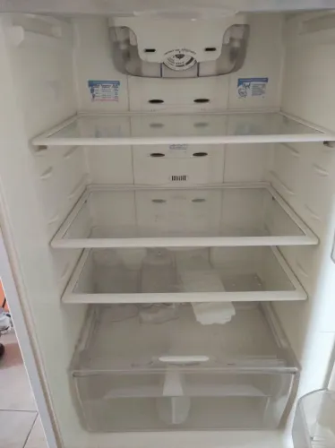 Geladeira Electrolux dff44, em bom estado, não está gelando em baixo