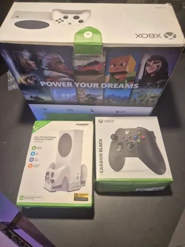 Xbox Serie S com 2 controles originais e base de carregamento