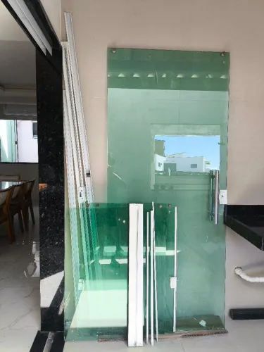Porta de vidro verde 2,14Ax0,93L com puchador cromado e fechadura em bom estado. 