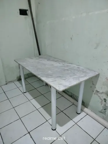 Mesa de Mármore com Estrutura Metálica