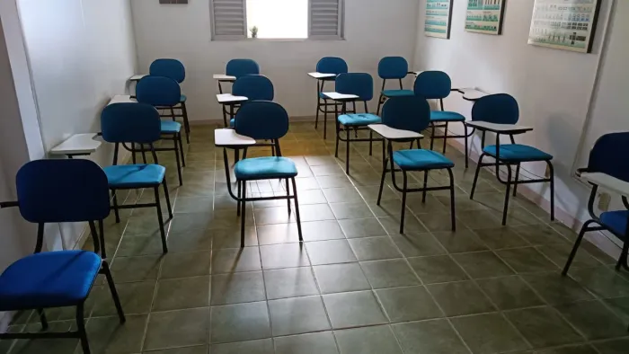 11 cadeiras escolares (necessário forrar)