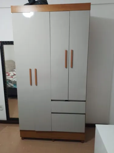 Guarda roupa semi-novo 