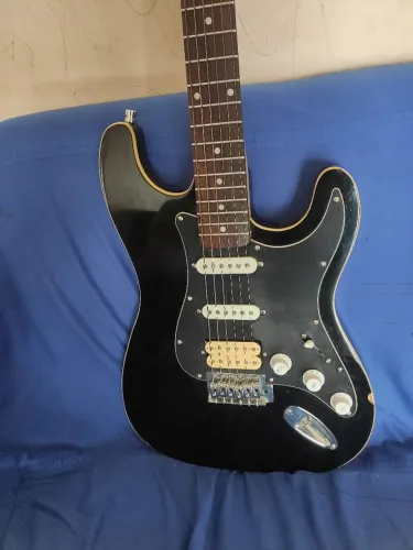 Vendo ou troco guitarra groovin com humbucker somente interessados chamar 