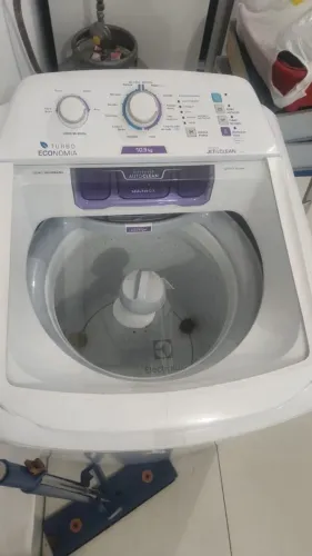 Vendo lavadora de roupas doméstica da marca Electrolux, modelo LAC11.