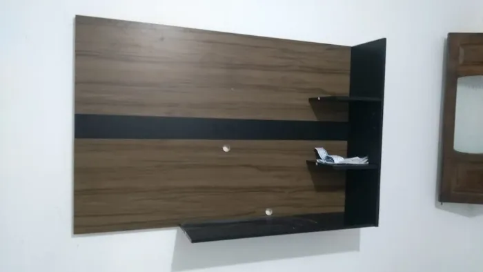 Painel com prateleiras