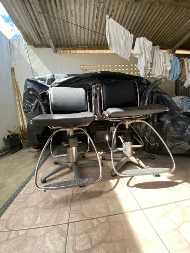 Duas cadeiras cabeleireiro ferrante