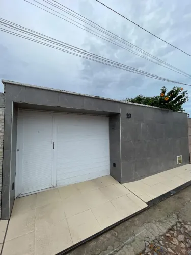 Casa plana em condomínio com dois quartos sendo um suíte - Messejana - 70m²
