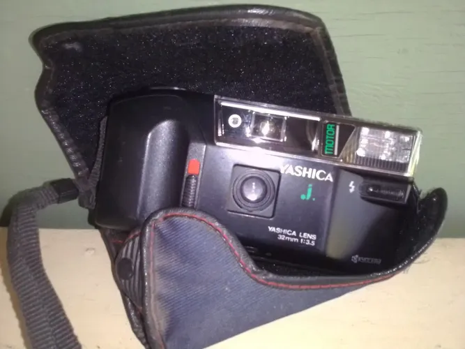 Camera fotográfica Yashica 