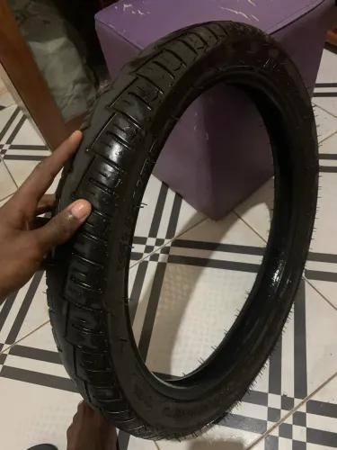 Pneu traseiro de 160 sem nem um defeito