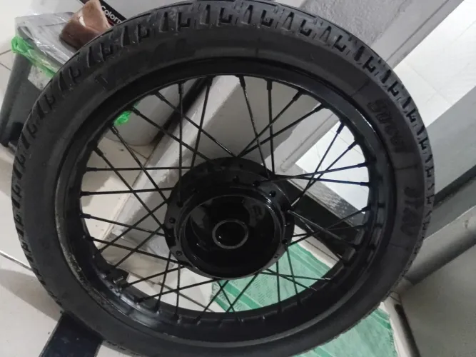 Roda traseira raiada, com pneu e câmera de ar nova