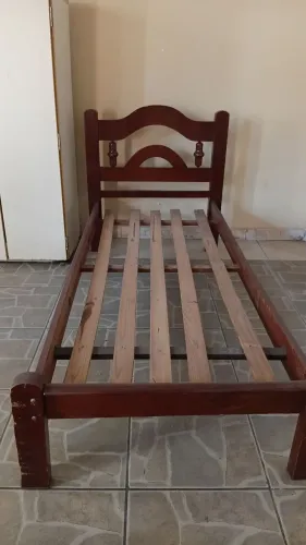 Vendo cama de solteiro madeira R$200