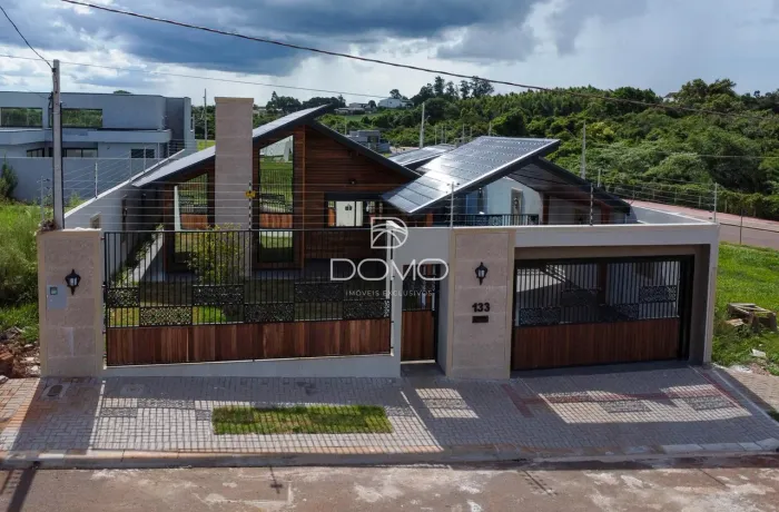 Casa à venda no Tropical 4 com piscina, lareira e estilo rústico em Cascavel PR