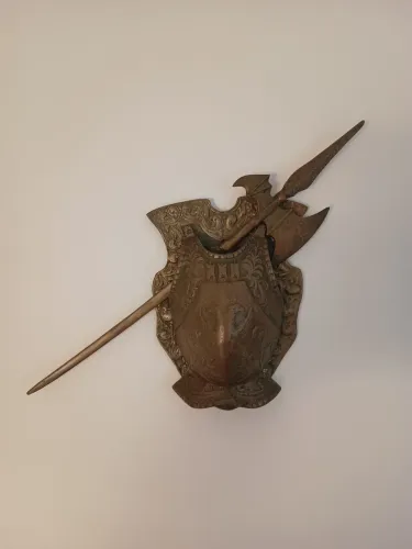 Conjunto Medieval Escudo e lança antigo em bronze 40cm e 22cm 