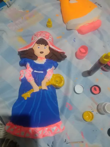 Linda boneca decorativa em gesso, totalmente pintada à mão!<br>