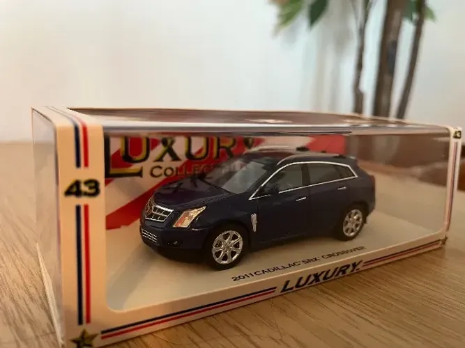 Miniatura Cadillac SRX CROSSOVER 1.43 na cor Azul ano 2011