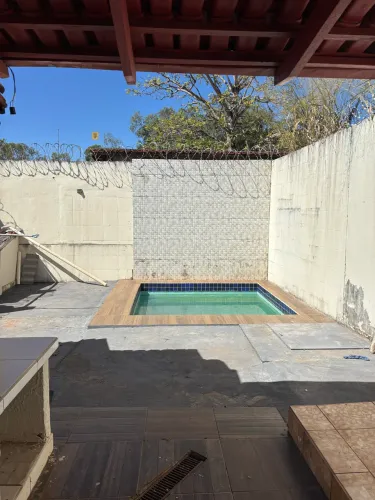 Casa com Piscina e Ponto Comercial no Centro de Inhumas - GO