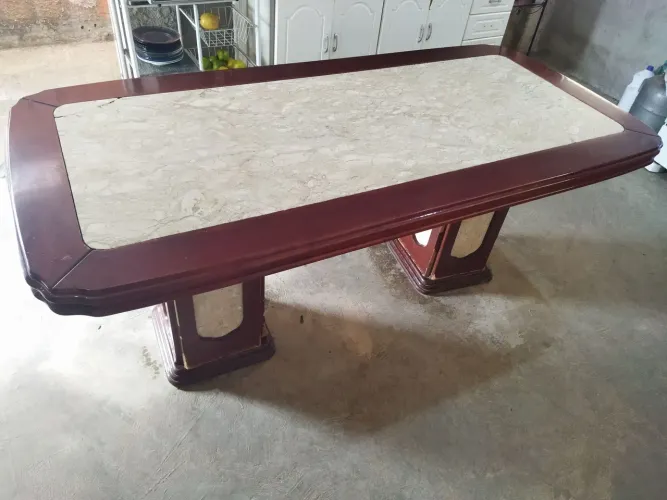 Mesa de madeira com pedra