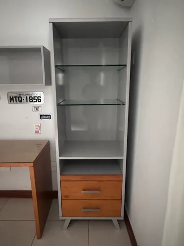 Estante organizadora cinza com nichos, prateleiras em vidro e gavetas 