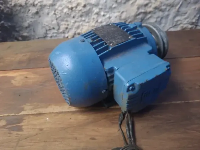 Motor Elétrico WEG W22 0,75 CV (0,55 kW) Trifásico - Pouco Uso