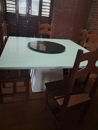 Mesa de madeira com tampa de vidro adesivado