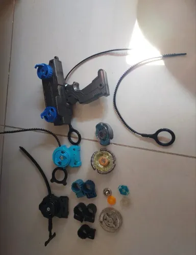 Beyblade 2x lançadores (ataque e controle)