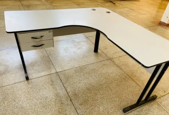 MESA DE ESCRITÓRIO EM L COM GAVETEIRO (DELTA)