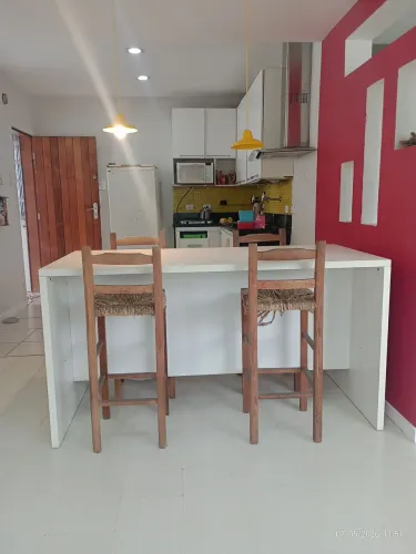 Mesa ou bancada com quatro cadeiras altas em MDF 