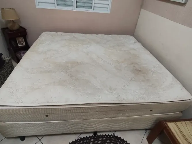 Vendo Cama com Colchão + Box King Size em ótimo estado