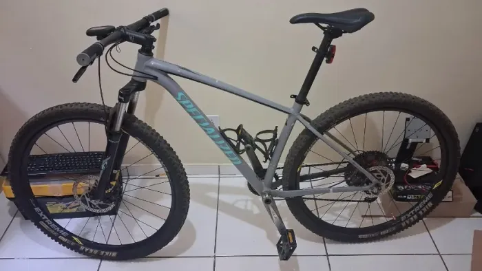 Bicicleta Specialized Rockhopper aro 29 Relação 1x12 Freio Shimano Mt200