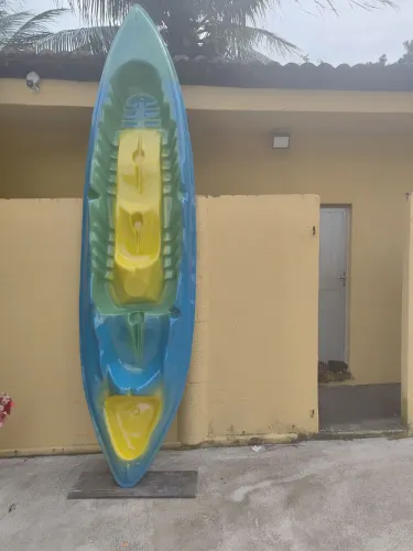 Caiaque para duas pessoas de fibra, altura 26cm, largura 94cm, comprimento 3.70m peso 37kg