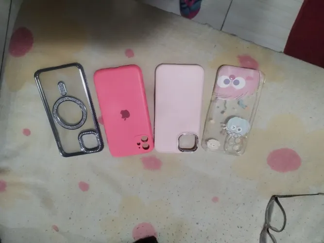 Kit 4 capinha de iPhone 11 semi nova