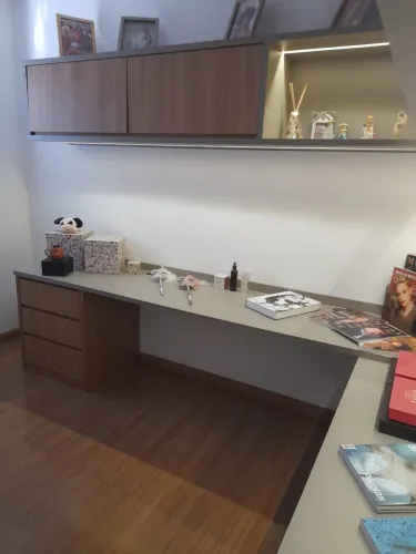 MESA E ARMÁRIO DE ESCRITÓRIO COM LUZ DE LED