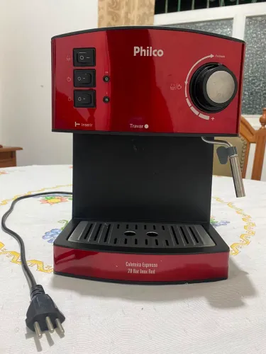 Cafeteira philco expresso 20 bar inox red pcf 24. Cor vermelha Bivolt