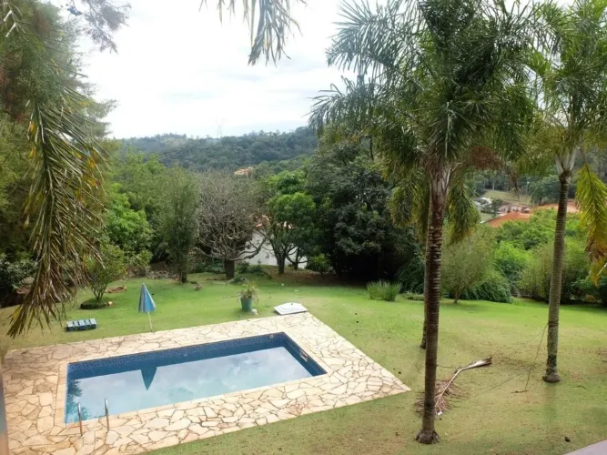 Locação de Casa em Condomínio de Luxo em Vinhedo-SP: 4 Quartos, 3 Suítes, 3 Banheiros, 4 V