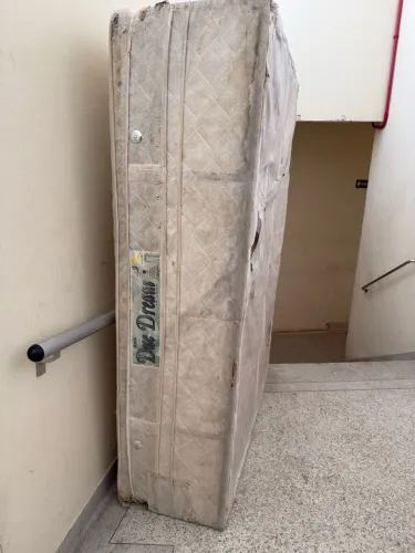 DOAÇÃO CAMA BOX DE CASAL COM MOLAS