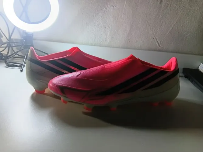 Chuteira adidas f50