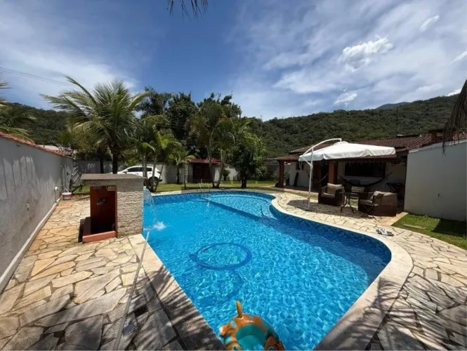 Encantadora Casa à Venda no Jardim do Sol a 1 km da praia em Caraguatatuba
