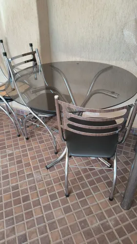 Vende-se uma mesa