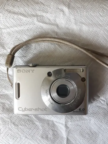 Câmera Sony Cyber-shot 6.0 - retrô digital - raridade 