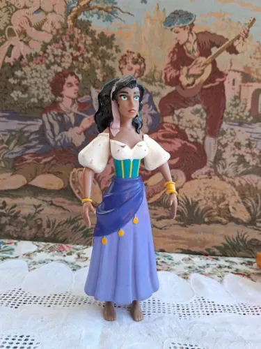 Boneca Esmeralda do filme O Corcunda de Notre Dame da Disney. APLAUSE
