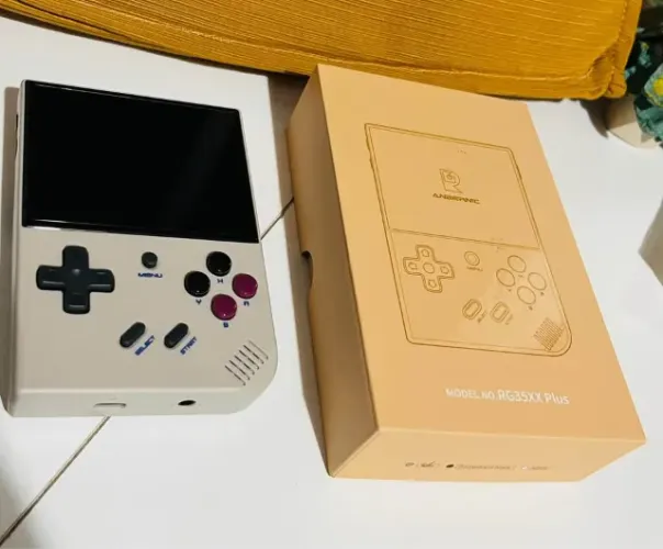 RG35XX PLUS SEMI NOVO, COM CASE E PELÍCULA, DOIS CARTÕES SD, RECHEADO DE JOGOS