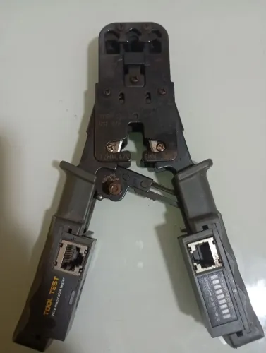 Alicate Crimpar RJ45 para rede.