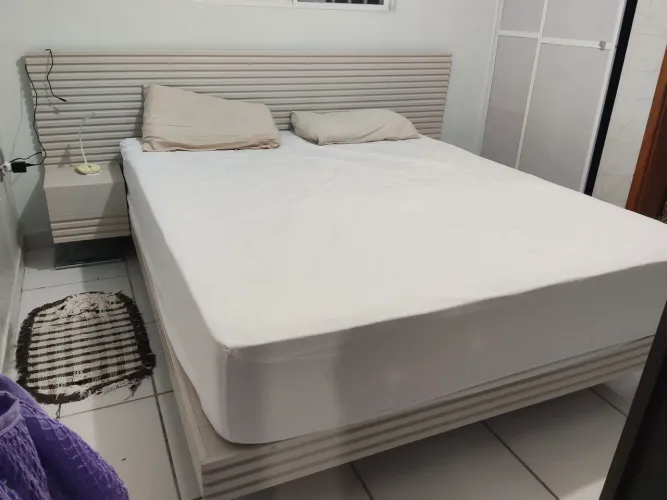 Cama Queen com cabeceira e criado-mudo (não acompanha colchão)