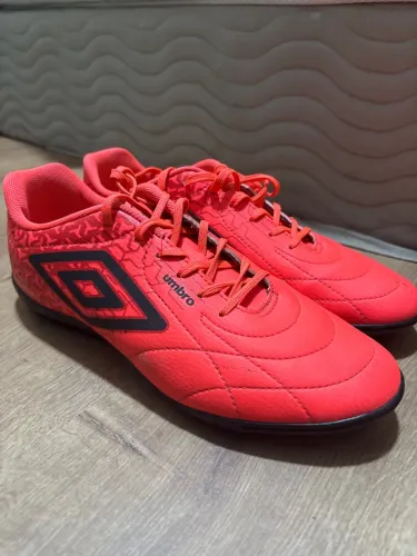 Chuteira umbro 44