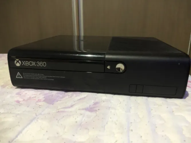 Xbox 360E em Estado de Conservação Impecável!