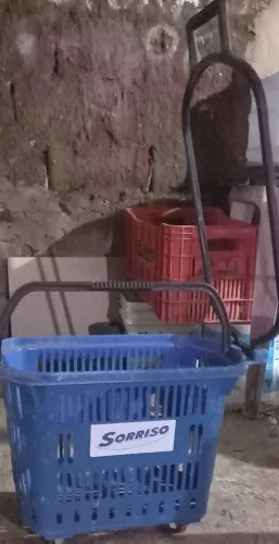 Vendo 2 caixas utilidades,azul e vermelha